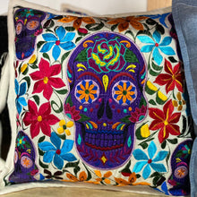 Cojin decorativo bordado hecho a mano de algodon / Handmade pillow