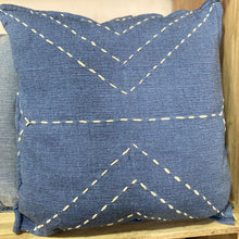 Cojin decorativo bordado hecho a mano de algodon / Handmade pillow