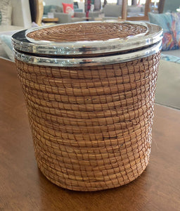 Cesto pino y acero con tapa/ Pine and steel basket with lid