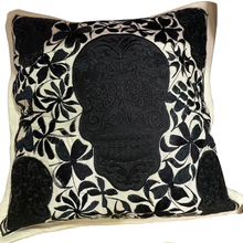 Cojin decorativo bordado hecho a mano de algodon / Handmade pillow