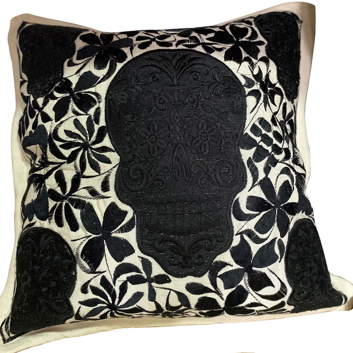 Cojin decorativo bordado hecho a mano de algodon / Handmade pillow