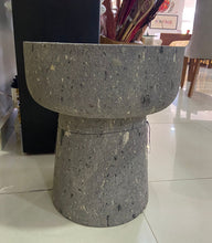 Taburete de roca volcánica/ Volcanic rock side table