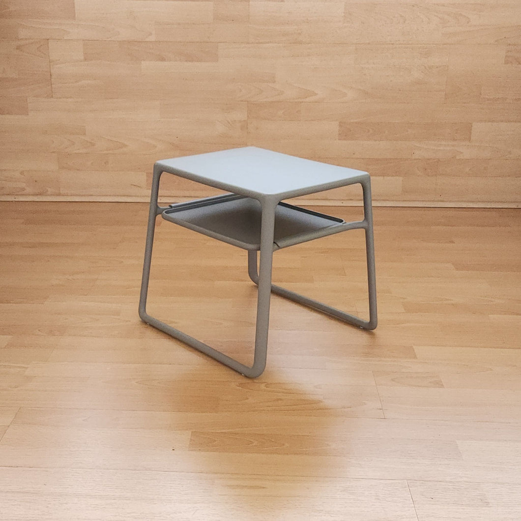 Mesa lateral exterior gris / Gray outdoor side table